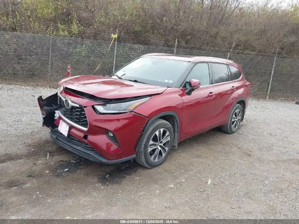 5TDGZRBH5MS558053 2021 TOYOTA HIGHLANDER - Image 2