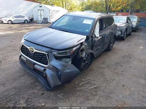 5TDGZRBH5MS559168 2021 TOYOTA HIGHLANDER - Image 2