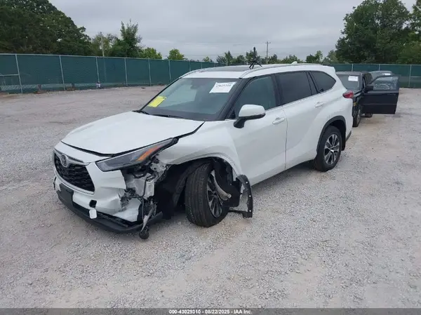 5TDGZRBH5NS209279 2022 TOYOTA HIGHLANDER - Image 2