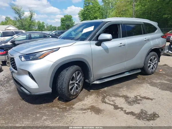 5TDGZRBH5NS211694 2022 TOYOTA HIGHLANDER - Image 2