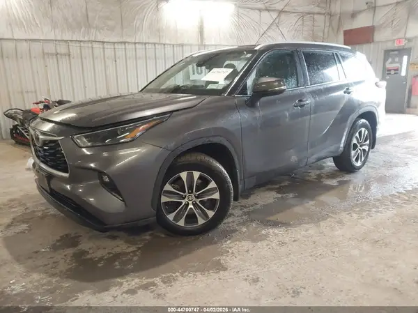 5TDGZRBH5NS221805 2022 TOYOTA HIGHLANDER - Image 2