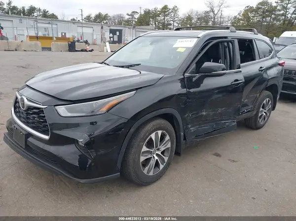 5TDGZRBH5NS224641 2022 TOYOTA HIGHLANDER - Image 2