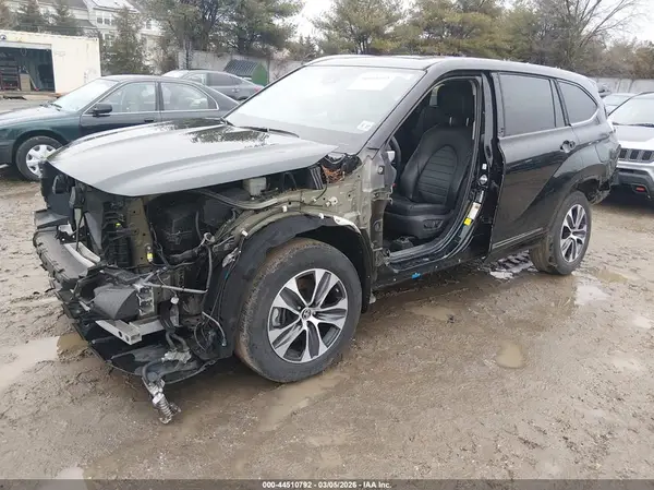 5TDGZRBH5NS226275 2022 TOYOTA HIGHLANDER - Image 2