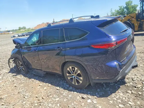 5TDGZRBH5NS228138 2022 TOYOTA HIGHLANDER - Image 2
