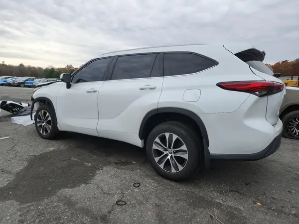 5TDGZRBH5NS236126 2022 TOYOTA HIGHLANDER - Image 2