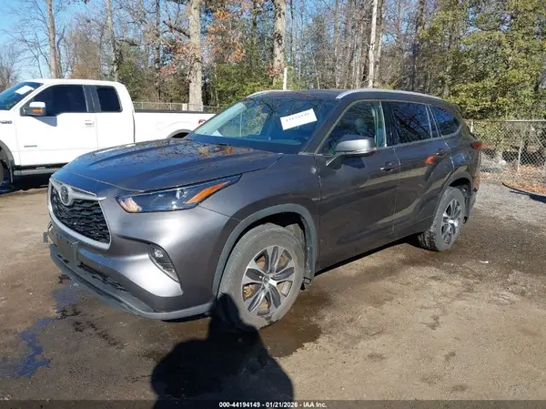 5TDGZRBH5NS239737 2022 TOYOTA HIGHLANDER - Image 2