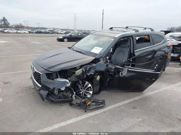 5TDGZRBH5NS247269 2022 TOYOTA HIGHLANDER - Image 2