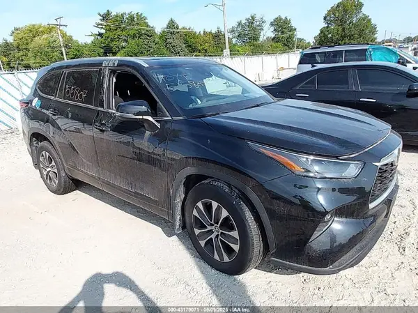 5TDGZRBH5NS249443 2022 TOYOTA HIGHLANDER - Image 1