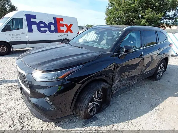 5TDGZRBH5NS249443 2022 TOYOTA HIGHLANDER - Image 2