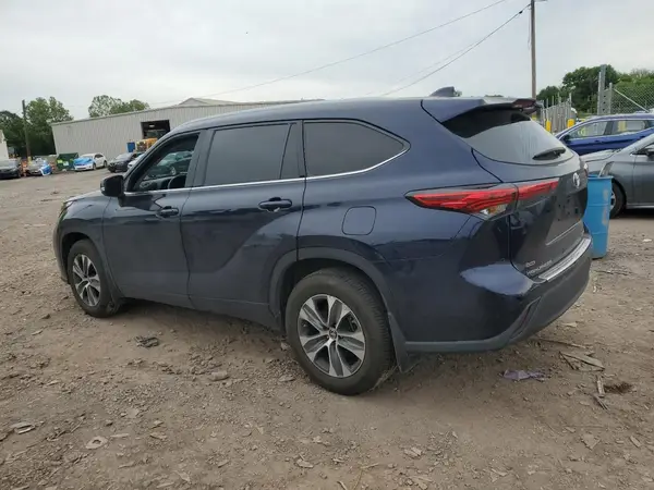 5TDGZRBH5NS252651 2022 TOYOTA HIGHLANDER - Image 2