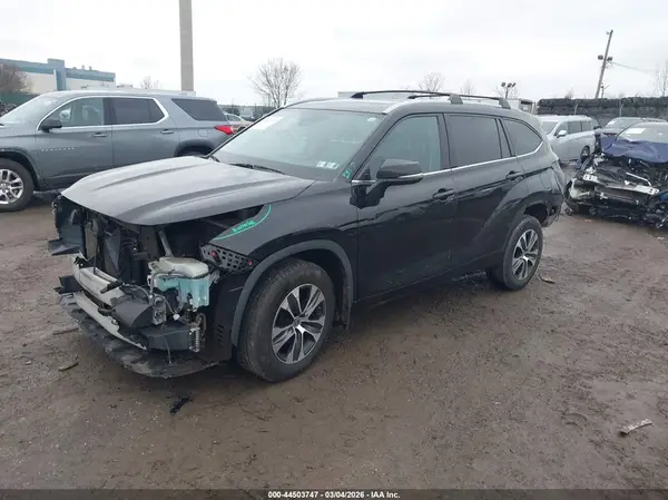 5TDGZRBH5NS562718 2022 TOYOTA HIGHLANDER - Image 2