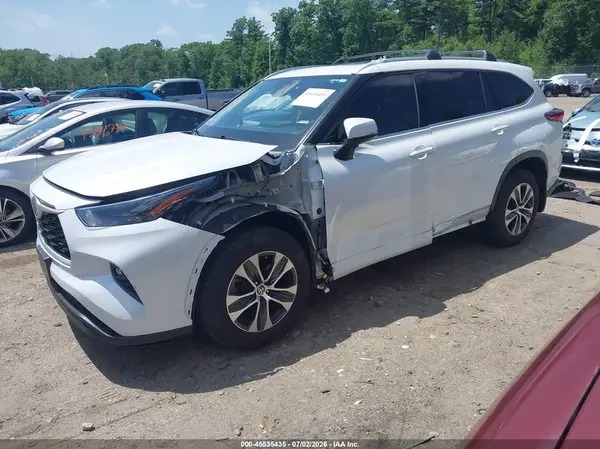 5TDGZRBH5NS564419 2022 TOYOTA HIGHLANDER - Image 2