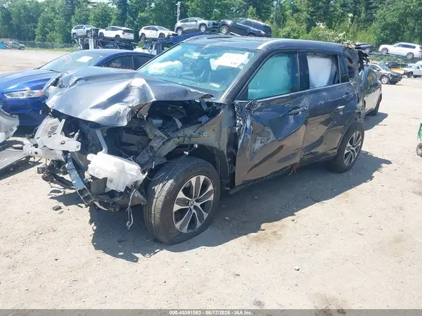 5TDGZRBH5NS565988 2022 TOYOTA HIGHLANDER - Image 2