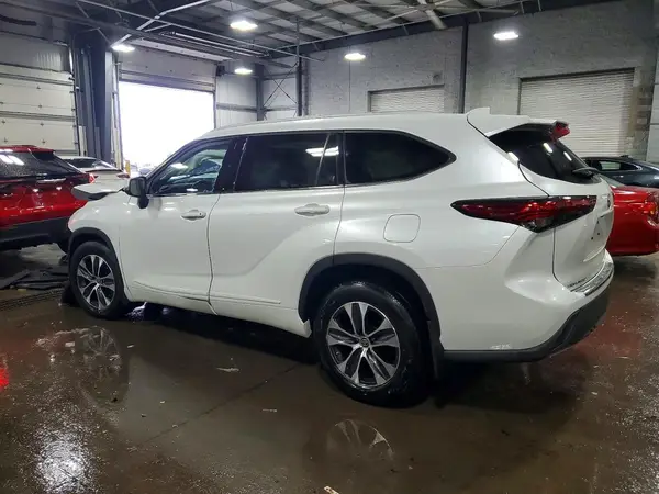 5TDGZRBH5NS572732 2022 TOYOTA HIGHLANDER - Image 2