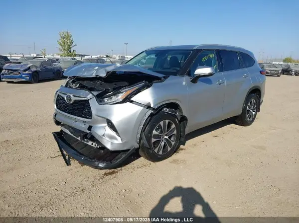 5TDGZRBH5NS575128 2022 TOYOTA HIGHLANDER - Image 2