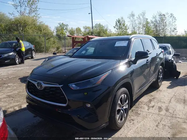 5TDGZRBH5NS589739 2022 TOYOTA HIGHLANDER - Image 2
