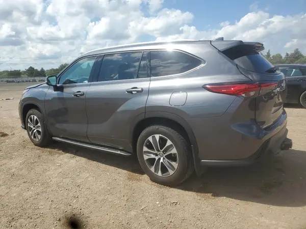 5TDGZRBH5NS596190 2022 TOYOTA HIGHLANDER - Image 2