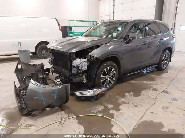 5TDGZRBH6LS011016 2020 TOYOTA HIGHLANDER - Image 2