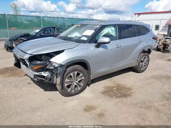 5TDGZRBH6LS515971 2020 TOYOTA HIGHLANDER - Image 2