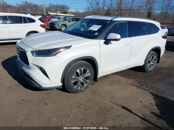 5TDGZRBH6MS058225 2021 TOYOTA HIGHLANDER - Image 2