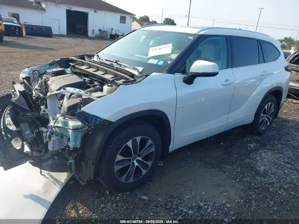 5TDGZRBH6MS058452 2021 TOYOTA HIGHLANDER - Image 2
