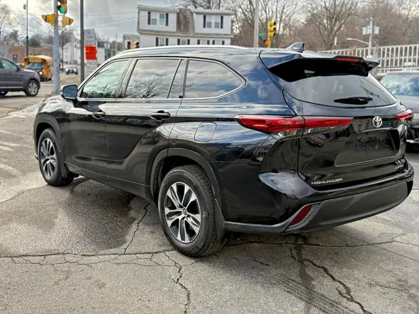 5TDGZRBH6MS062873 2021 TOYOTA HIGHLANDER - Image 2
