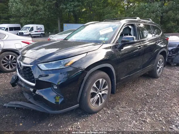 5TDGZRBH6MS084372 2021 TOYOTA HIGHLANDER - Image 2