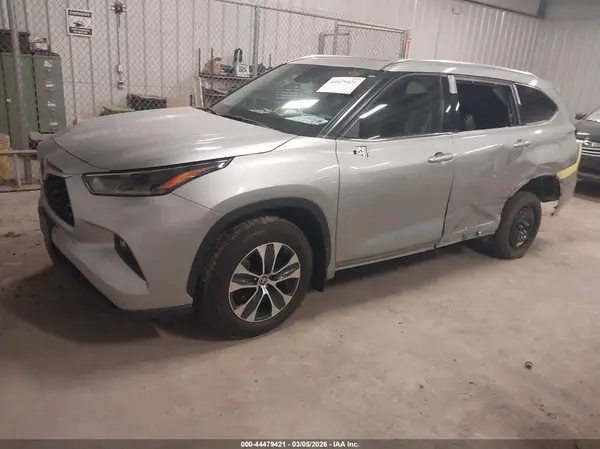 5TDGZRBH6MS102272 2021 TOYOTA HIGHLANDER - Image 2