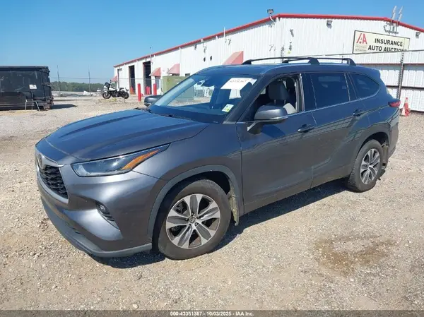 5TDGZRBH6MS153271 2021 TOYOTA HIGHLANDER - Image 2