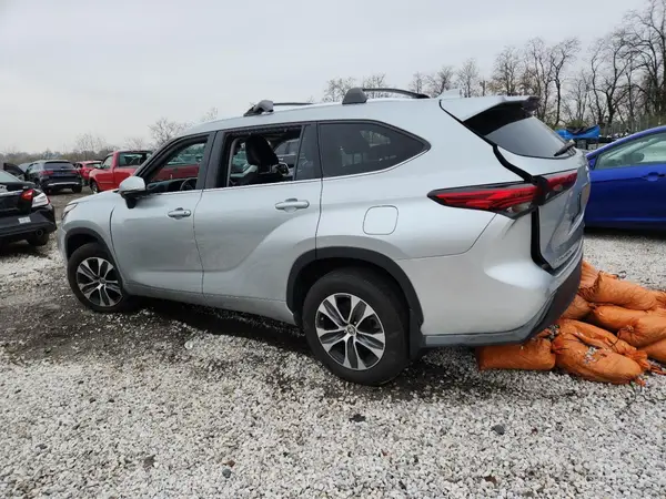 5TDGZRBH6MS526972 2021 TOYOTA HIGHLANDER - Image 2