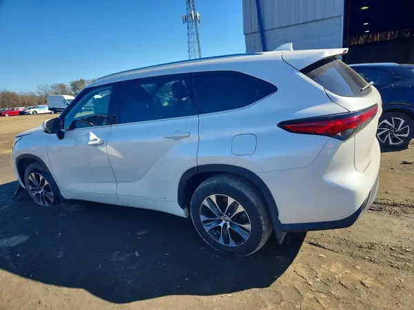 5TDGZRBH6MS536448 2021 TOYOTA HIGHLANDER - Image 2