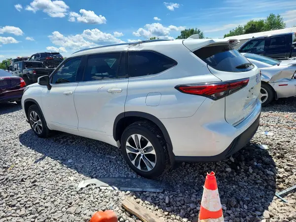 5TDGZRBH6MS541925 2021 TOYOTA HIGHLANDER - Image 2