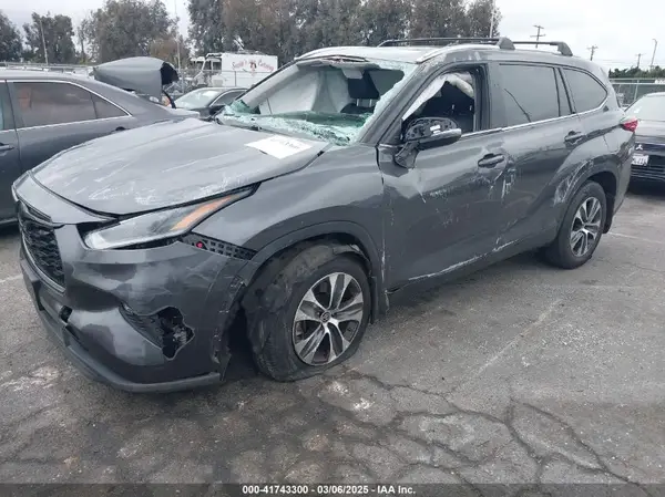 5TDGZRBH6MS543948 2021 TOYOTA HIGHLANDER - Image 2