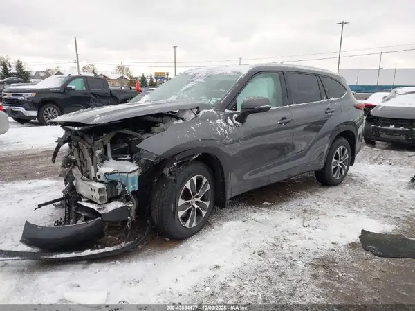 5TDGZRBH6MS548387 2021 TOYOTA HIGHLANDER - Image 2