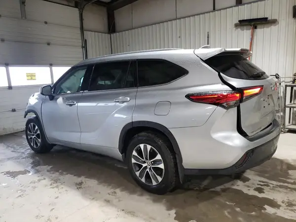 5TDGZRBH6NS163543 2022 TOYOTA HIGHLANDER - Image 2