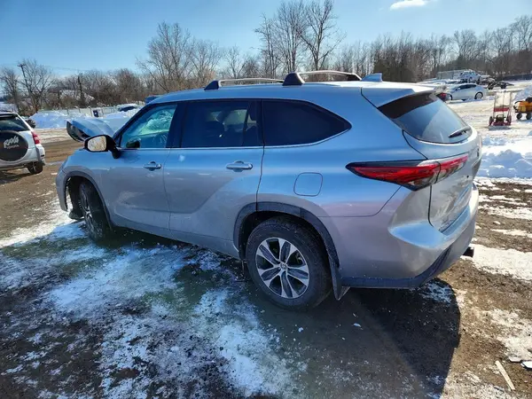5TDGZRBH6NS204379 2022 TOYOTA HIGHLANDER - Image 2