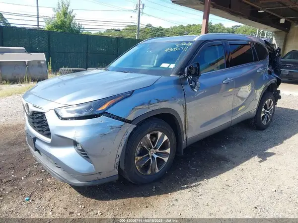 5TDGZRBH6NS205855 2022 TOYOTA HIGHLANDER - Image 2