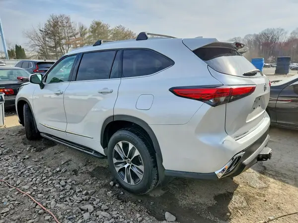 5TDGZRBH6NS221666 2022 TOYOTA HIGHLANDER - Image 2