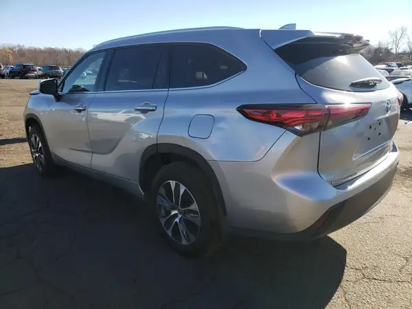5TDGZRBH6NS222767 2022 TOYOTA HIGHLANDER - Image 2