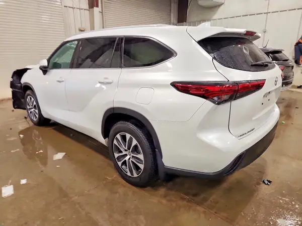 5TDGZRBH6NS232764 2022 TOYOTA HIGHLANDER - Image 2