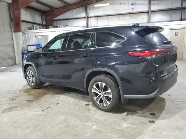 5TDGZRBH6NS234739 2022 TOYOTA HIGHLANDER - Image 2