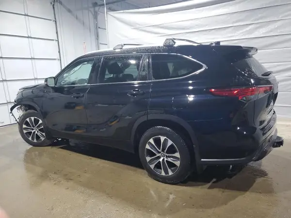5TDGZRBH6NS236040 2022 TOYOTA HIGHLANDER - Image 2