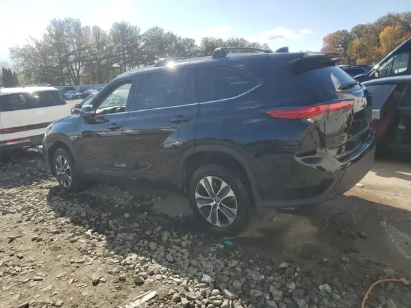 5TDGZRBH6NS236250 2022 TOYOTA HIGHLANDER - Image 2