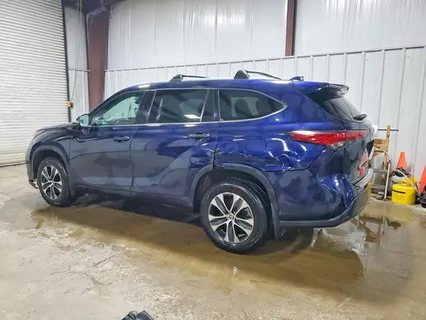 5TDGZRBH6NS238614 2022 TOYOTA HIGHLANDER - Image 2