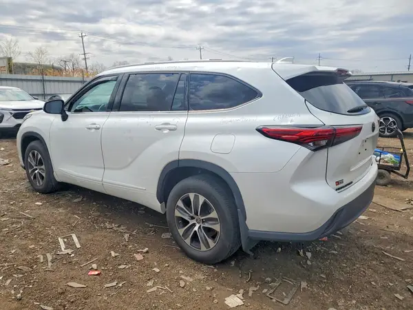 5TDGZRBH6NS239634 2022 TOYOTA HIGHLANDER - Image 2