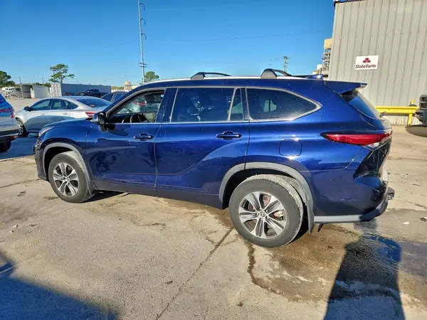 5TDGZRBH6NS257423 2022 TOYOTA HIGHLANDER - Image 2