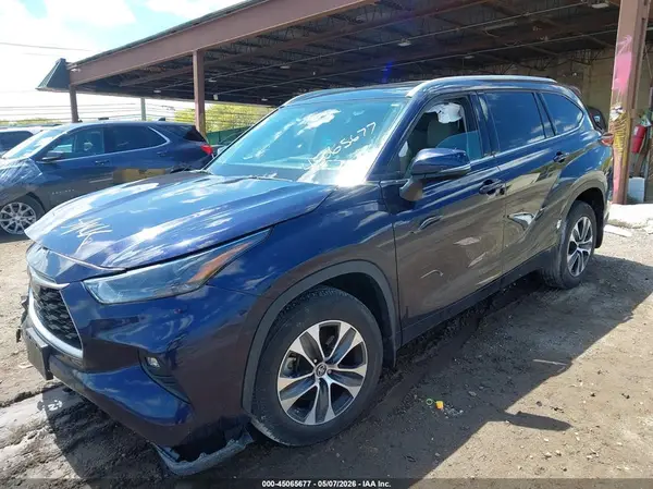 5TDGZRBH6NS257826 2022 TOYOTA HIGHLANDER - Image 2