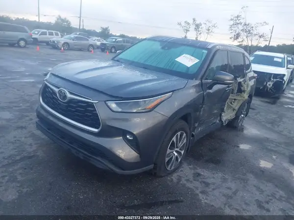 5TDGZRBH6NS564879 2022 TOYOTA HIGHLANDER - Image 2
