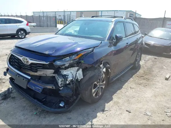 5TDGZRBH6NS577888 2022 TOYOTA HIGHLANDER - Image 2