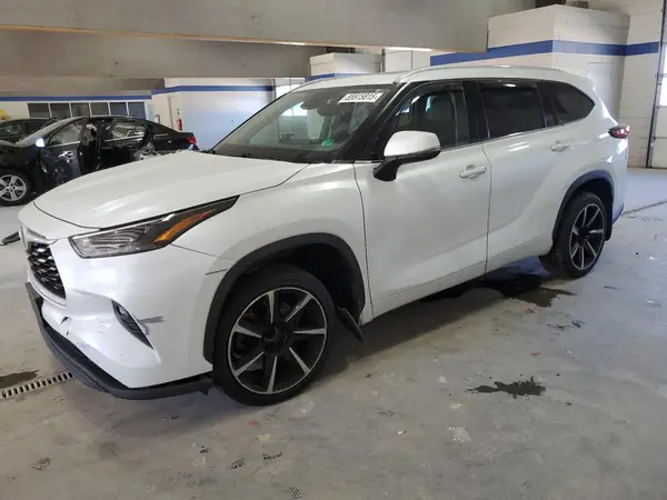 5TDGZRBH6NS578877 2022 TOYOTA HIGHLANDER - Image 1